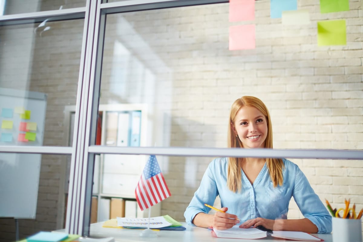 Profesional redactando un CV en inglés en su ordenador de oficina