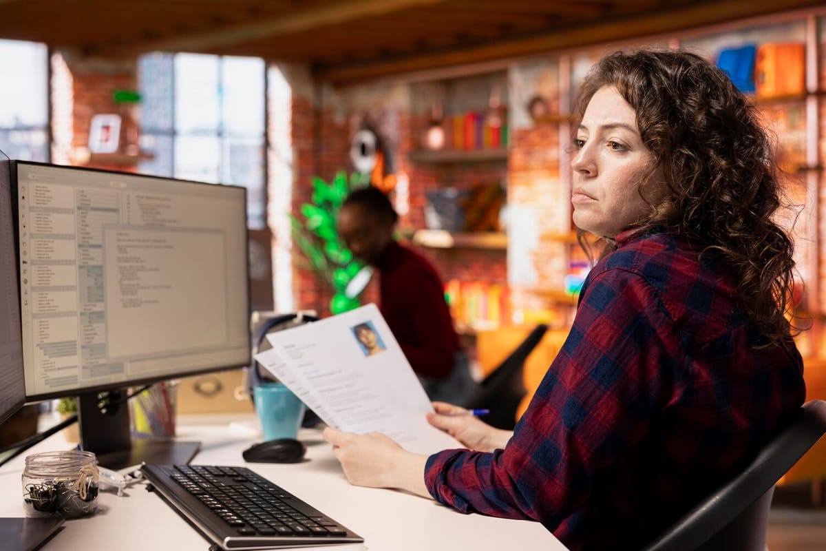 Profesional revisando diferentes plantillas de currículum en su ordenador