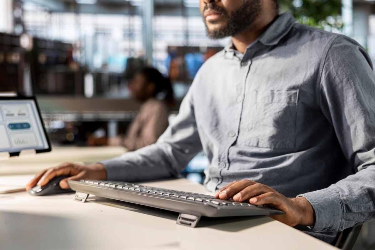 Profesional personalizando su currículum vitae en el ordenador de su oficina